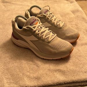 Diadora Womens Mythos Blushield 5 Running Shoes Gray 101.175619 Lace Up Mesh 7.5